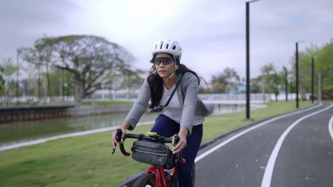 在城市骑车上班的女人视频下载