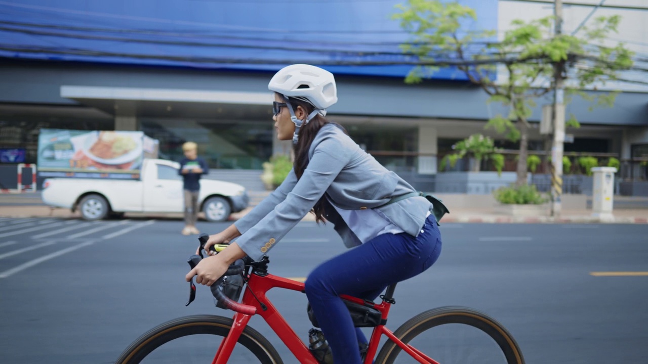 在城市骑车上班的女人视频下载