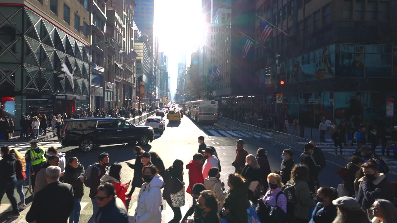 一群人走在纽约曼哈顿中城的第五大道上视频素材