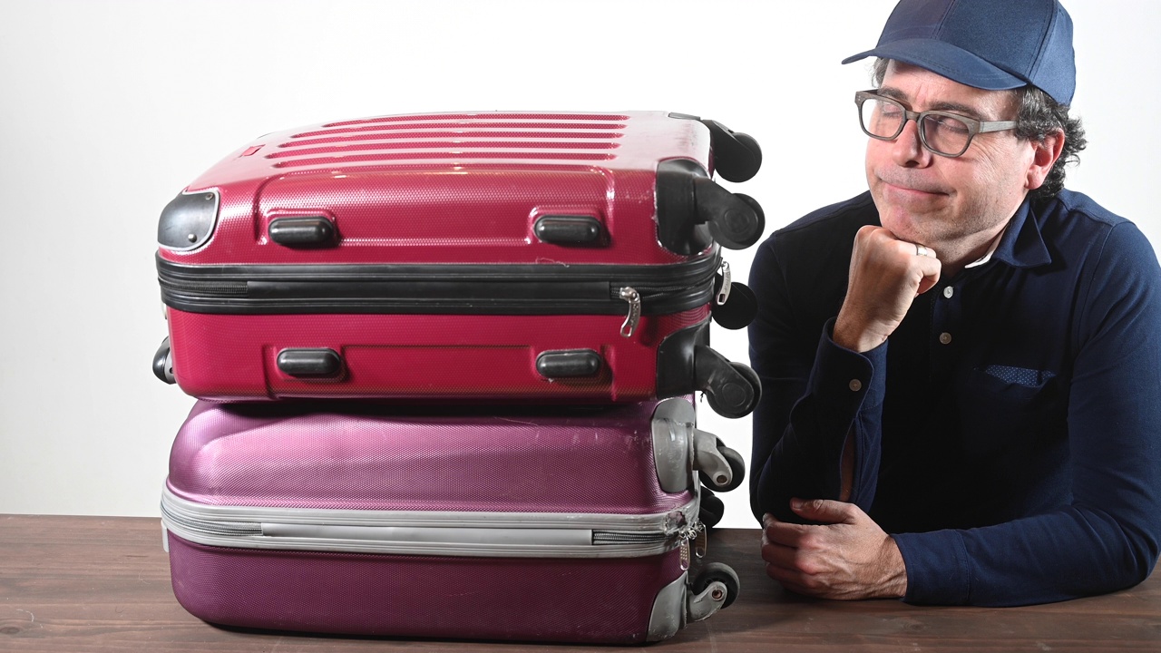 体贴的男人带着两个手提箱准备去度假。视频下载
