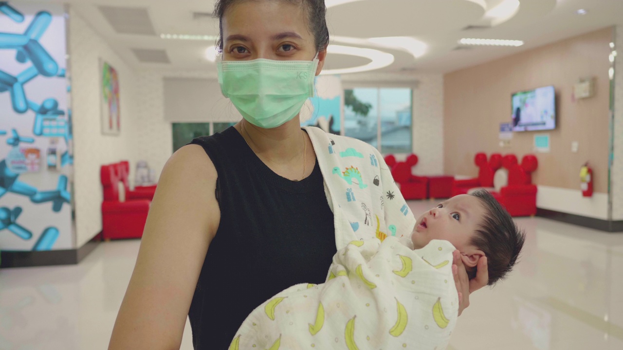 亚洲妇女生下男婴视频素材
