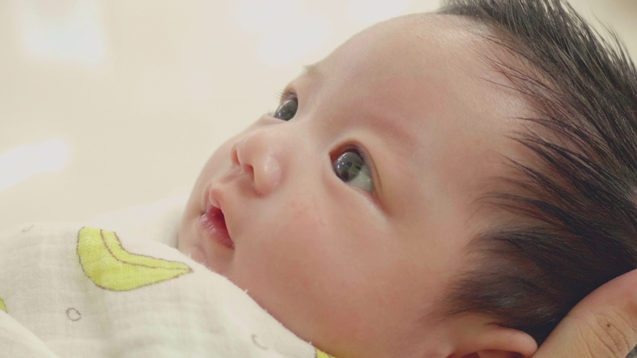 亚洲妇女生下男婴视频素材
