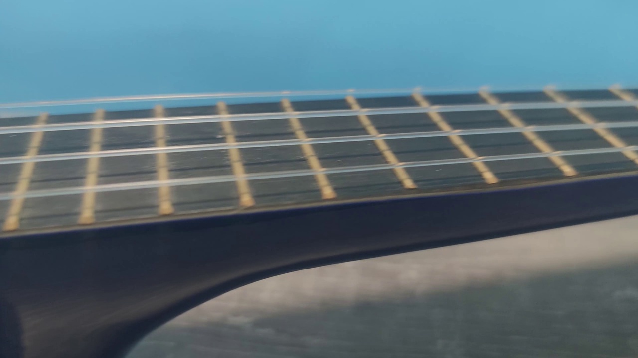 传统的夏威夷乐器。蓝色的尤克里里琴的特写镜头。吉他乐器慢动作四弦琴。视频下载