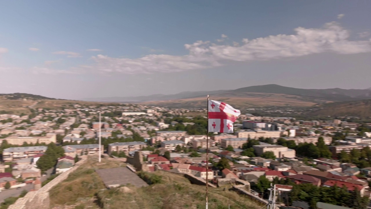 哥里堡垒墙上的格鲁吉亚国旗。视频素材