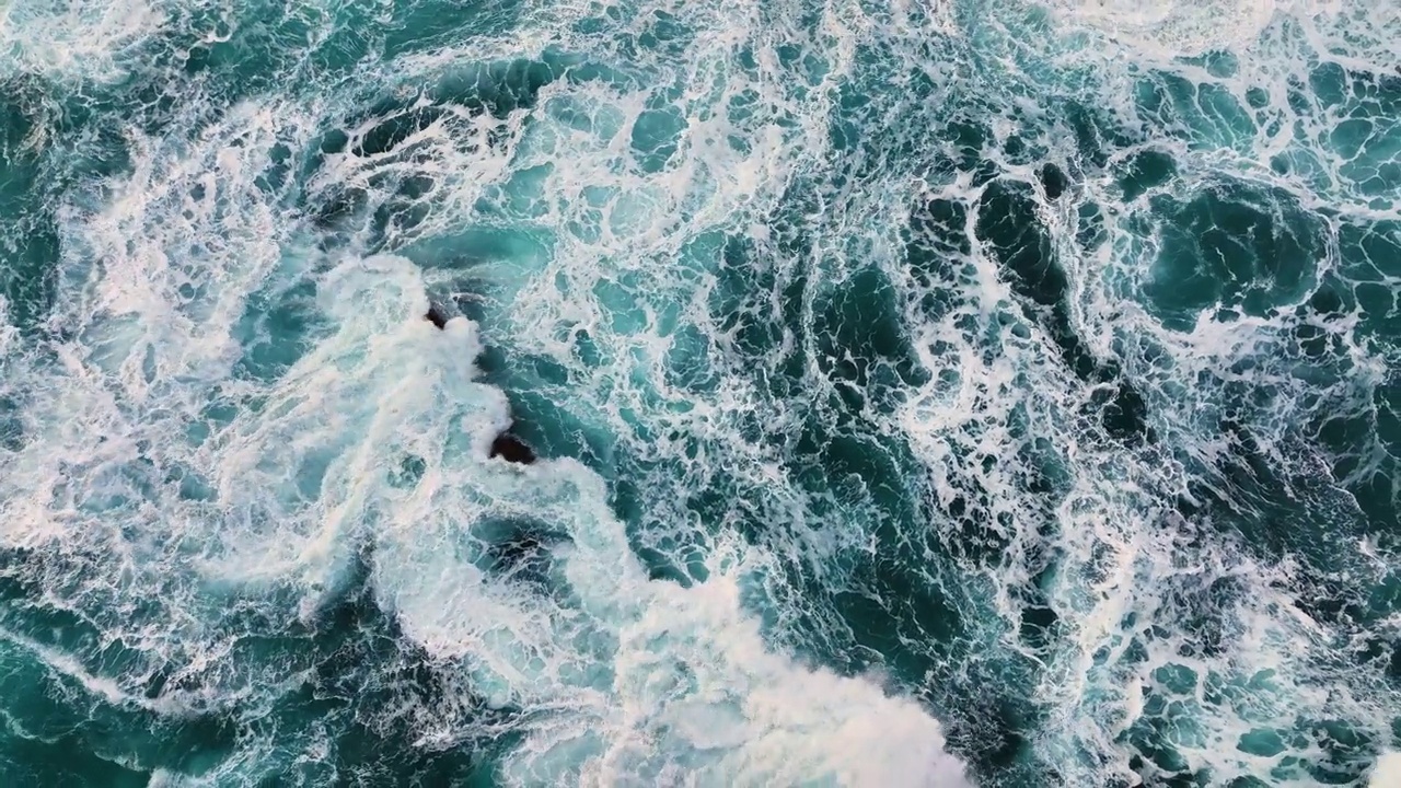 大西洋的俯视图。海洋表面的无人机视频。从鸟瞰的角度看，波涛汹涌的海水。无人机制造的暴风雨大西洋表面。无人机在暴风雨的海面上飞行。视频素材