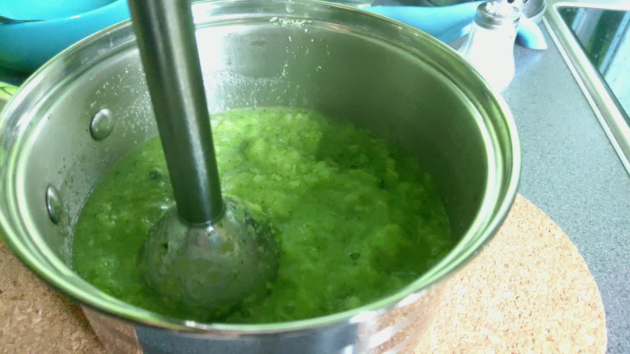自制绿花椰菜奶油汤配方用手搅拌机视频下载