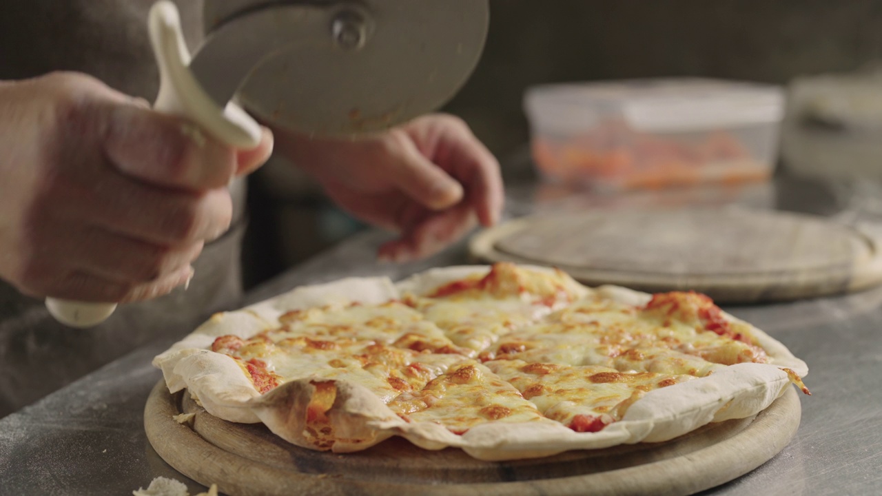 厨师用披萨切割器切美味的披萨视频下载