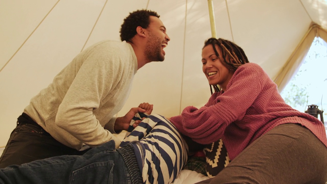 快乐、顽皮的一家人在帐篷里搔痒大笑视频下载