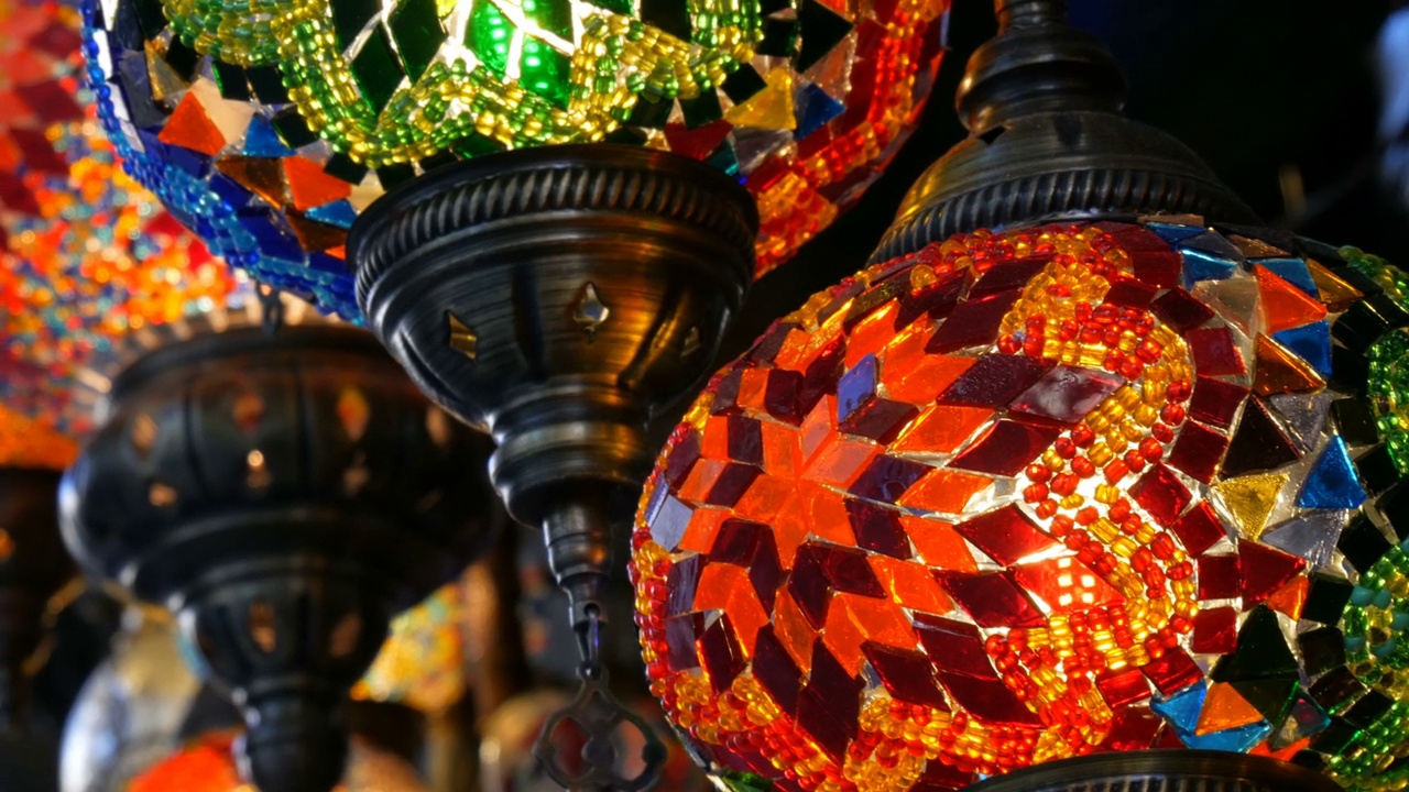 在土耳其伊斯坦布尔著名的大集市，天花板市场上摆放着许多彩色土耳其马赛克灯视频素材