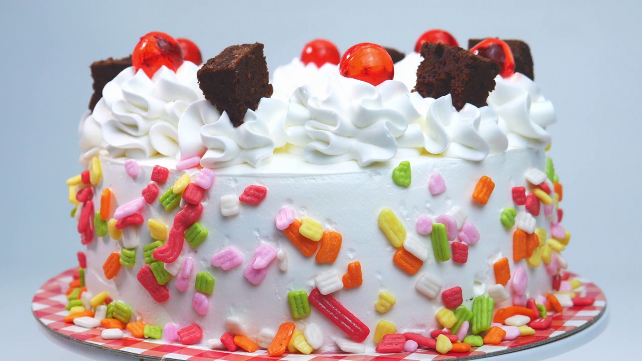转身用巧克力蛋糕和果冻装饰蛋糕。视频下载