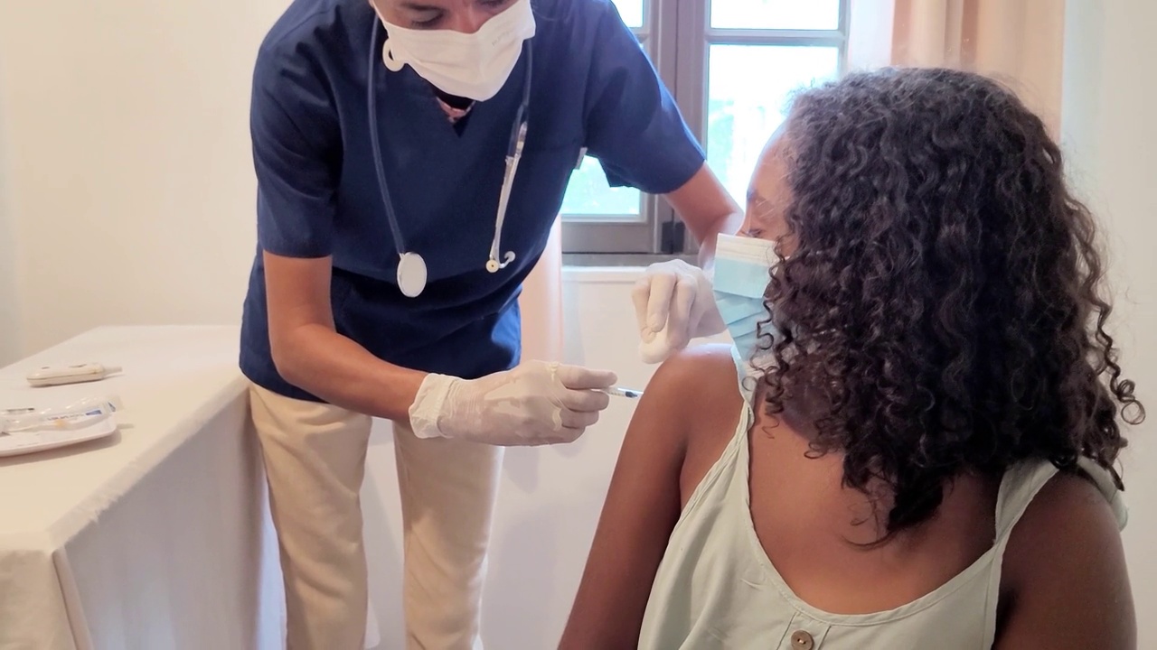 为儿童接种covid - 19疫苗的护士视频素材