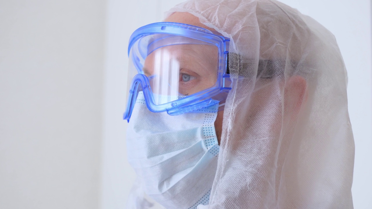 在传染病科工作前，戴上口罩和护目镜的医生的脸部特写。在新冠肺炎医院工作之前，护士要穿上防护服视频下载