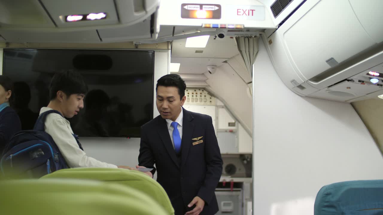旅客进入飞机并将行李放入头顶行李架视频下载