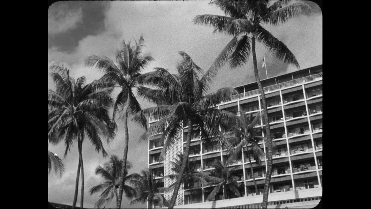 夏威夷海岸的LAS Waikiki Biltmore酒店度假村;1965视频下载
