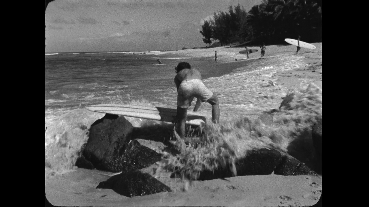WS人拿起冲浪板，把它带到夏威夷的海洋;1964视频下载