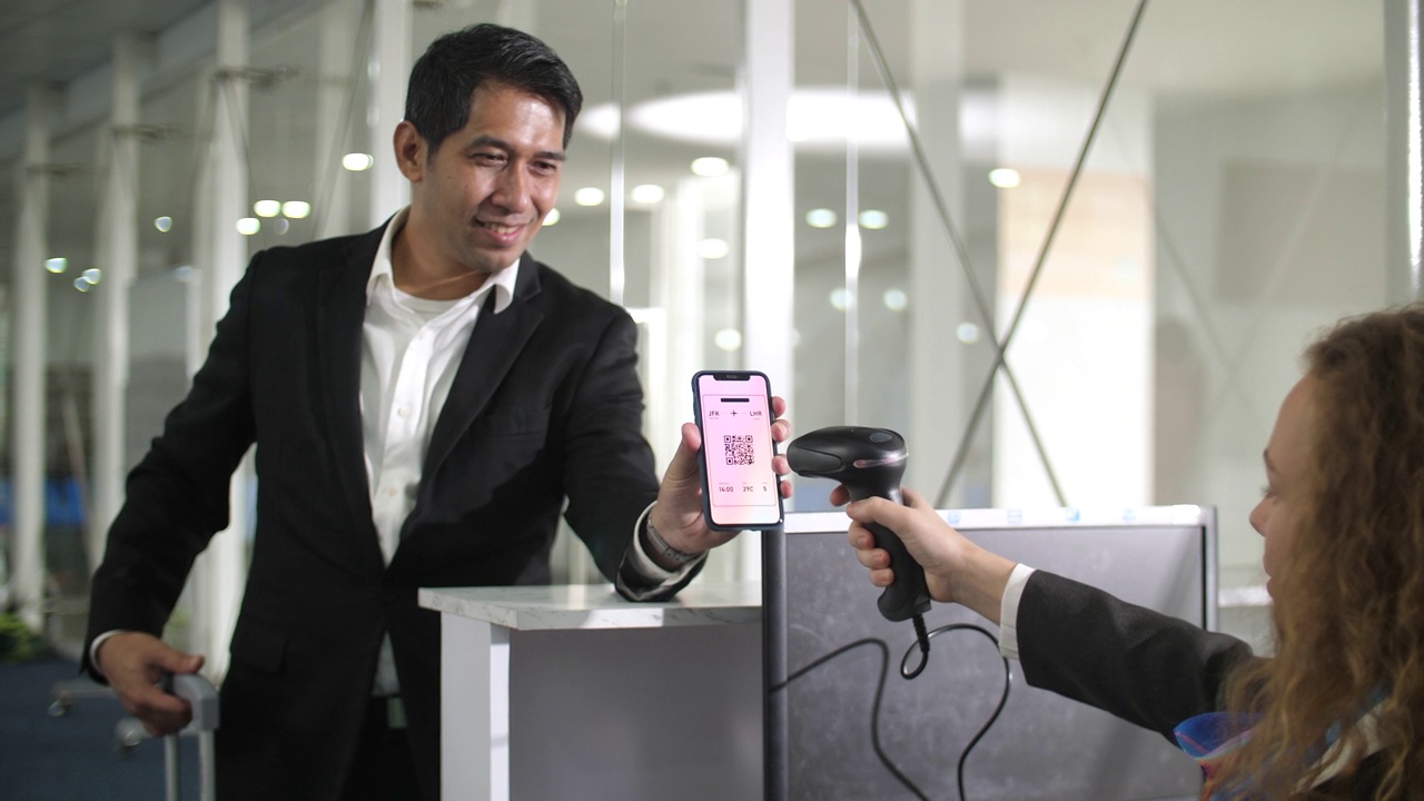 机场候机大厅的商人用手机扫描电子机票视频素材