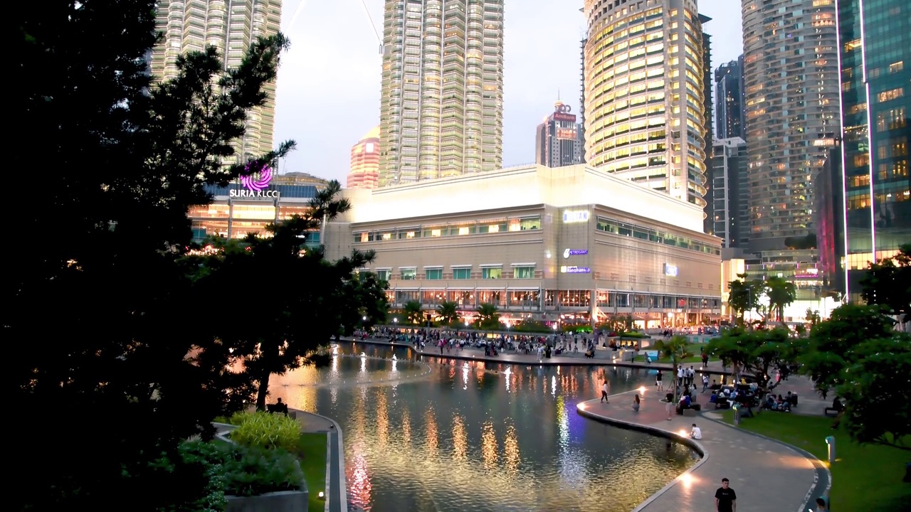 日落时分的吉隆坡双子塔和城市公园视频下载