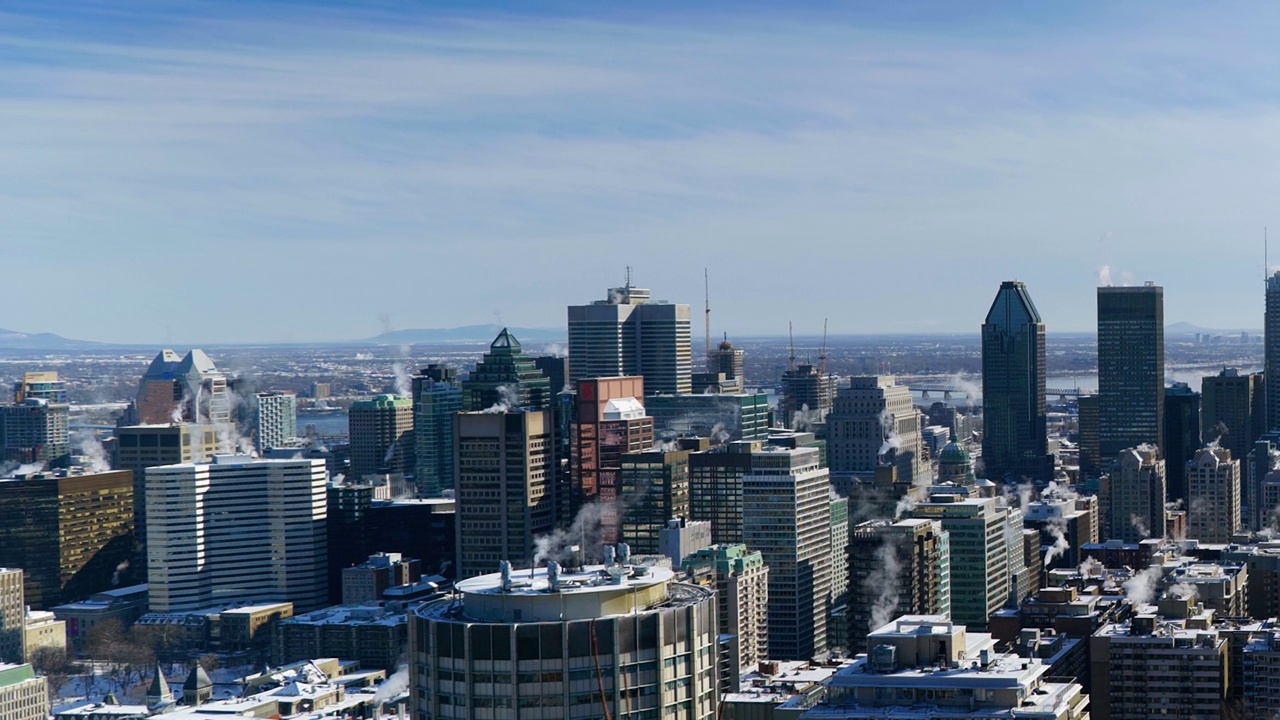 4K城市景观拍摄的蒙特利尔市中心，加拿大，在一个阳光明媚的日子，在蒙特罗亚尔山顶(5)。视频下载