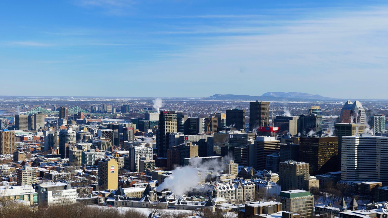 4K城市景观拍摄的蒙特利尔市中心，加拿大，在一个阳光明媚的日子，在皇家山山顶(7)。视频下载