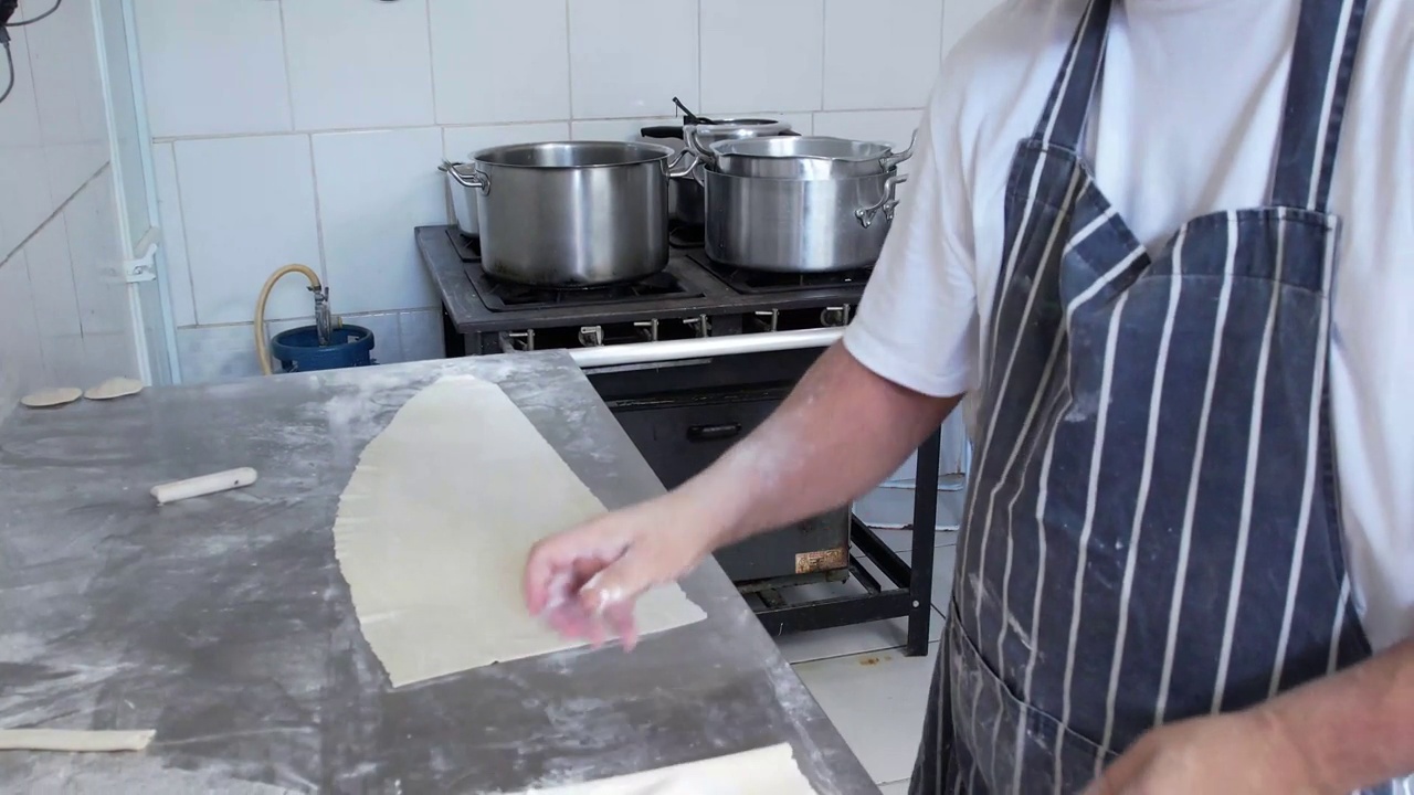 厨师对布鲁门瑙香肠馄饨与焦糖洋葱的面团制备和组装视频下载