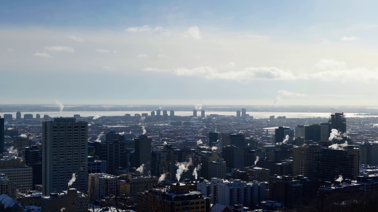 4K城市景观拍摄的蒙特利尔市中心，加拿大，在一个阳光明媚的日子，蒙特罗亚尔山顶(15)。视频下载