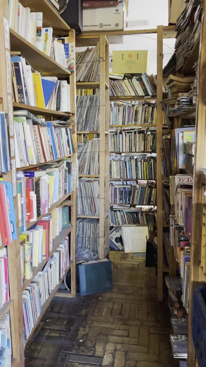 书店里有被遗弃的旧书视频素材
