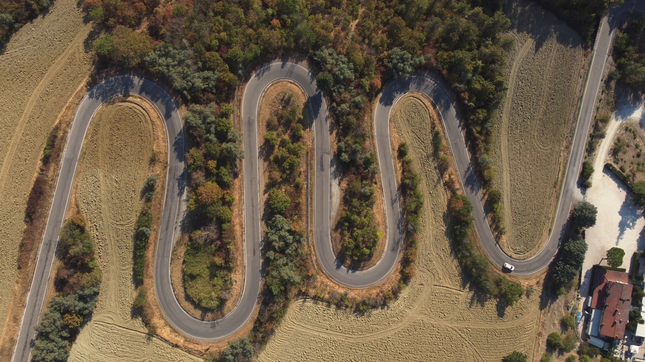在意大利国家与汽车旅行的发夹弯曲道路的顶点视图视频下载