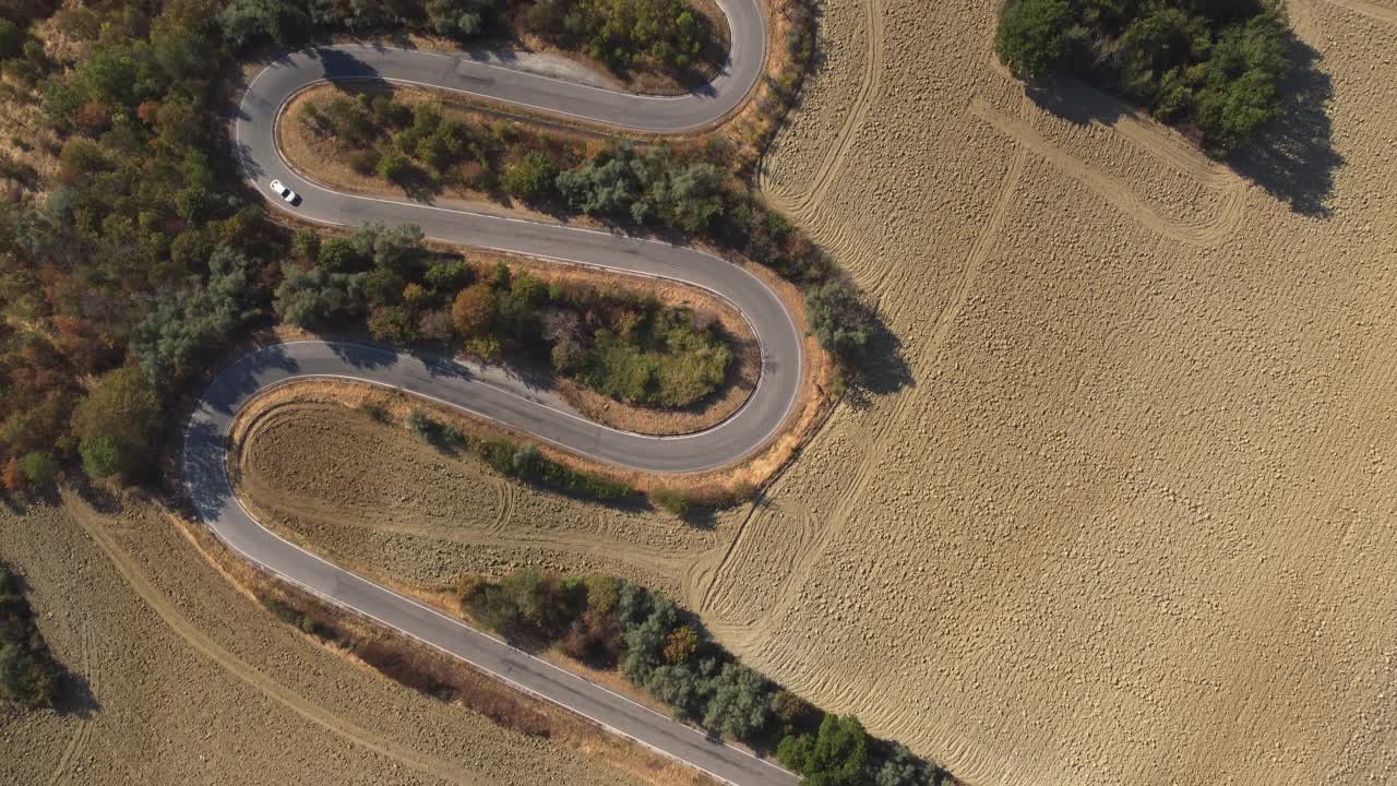 Zenith观点的发夹弯道路在意大利国家与汽车旅行视频下载