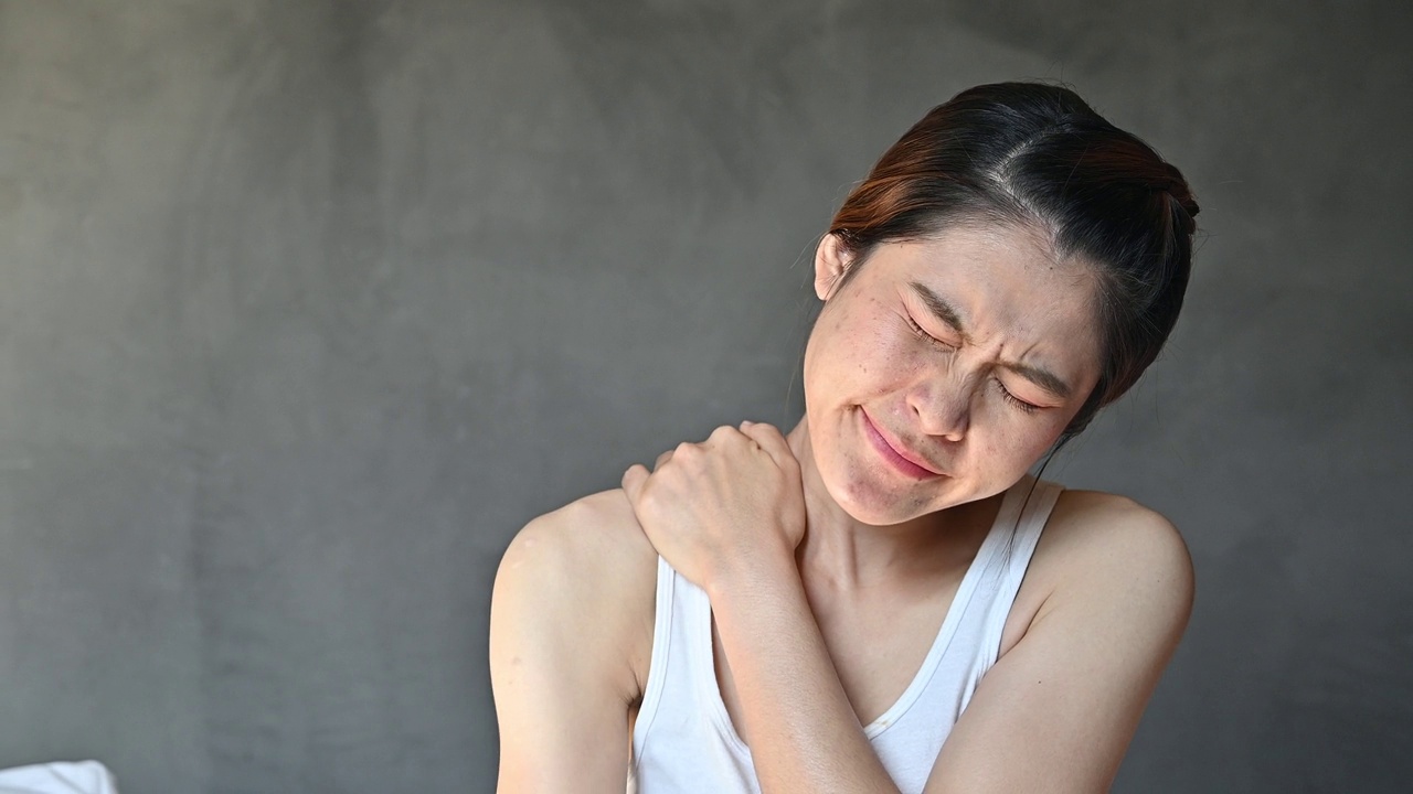 亚洲妇女因长期工作导致肩膀疼痛。视频下载