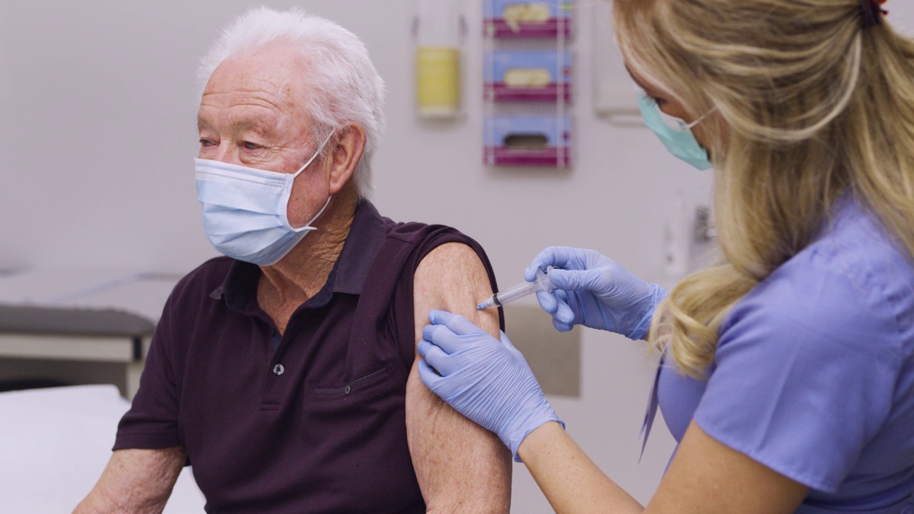 一名女医务护士给一名老年/老年女性患者接种Covid-19疫苗的中针视频素材