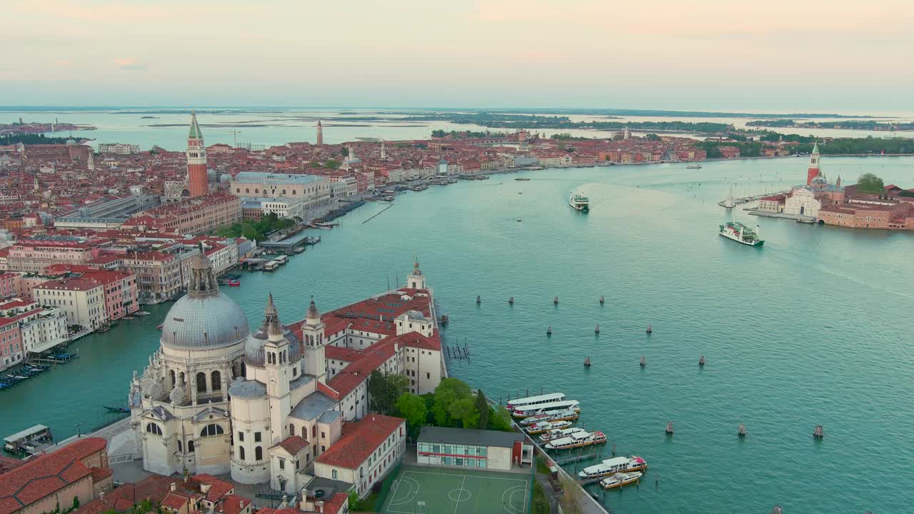 威尼斯:从空中俯瞰著名的圣马可广场(Piazza San Marco)，圣马可大教堂(St Mark’s Basilica)和圣玛利亚大教堂(Basilica di Santa Maria della Salute)，日落时分位于历史悠久的城市中心视频下载