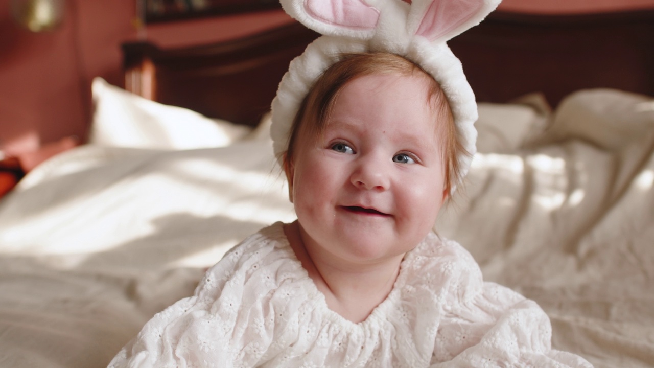 可爱的小女孩在复活节打扮成兔子视频下载