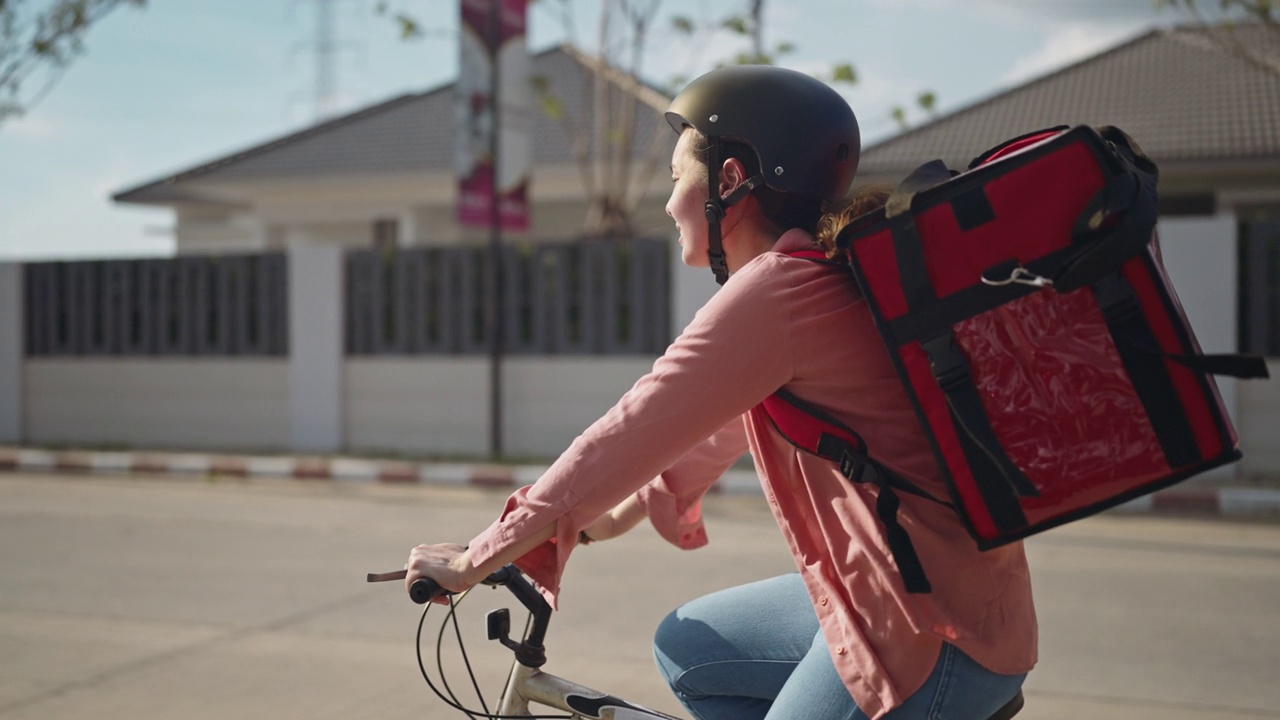 自行车送货员在城市中穿行视频下载