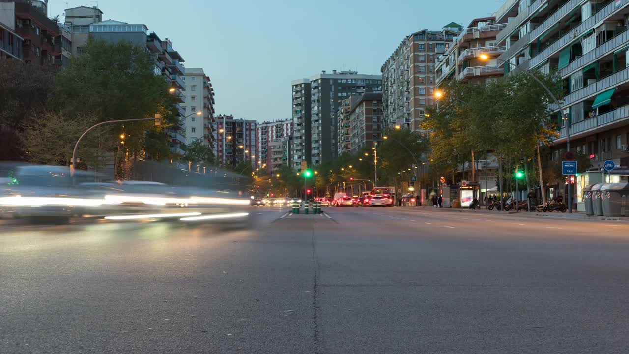 夜幕降临时巴塞罗那的交通状况。时间流逝。跟踪效果。长时间的曝光。视频素材