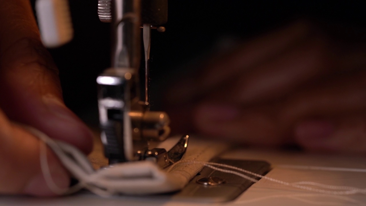 用缝纫机工作的女裁缝视频下载