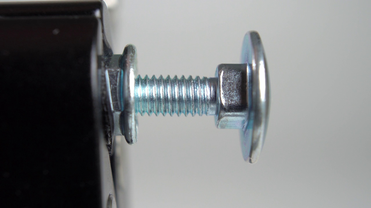 白色背景下，钢扳手用于紧固工作台上的螺栓视频素材