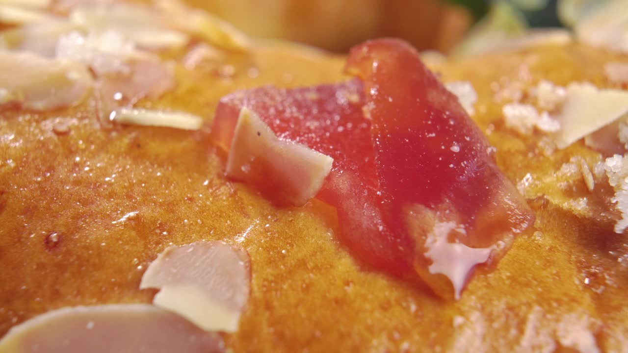 主显节的西班牙国王蛋糕。Roscon或rosca de reyes与蜜饯水果，糖和坚果视频下载