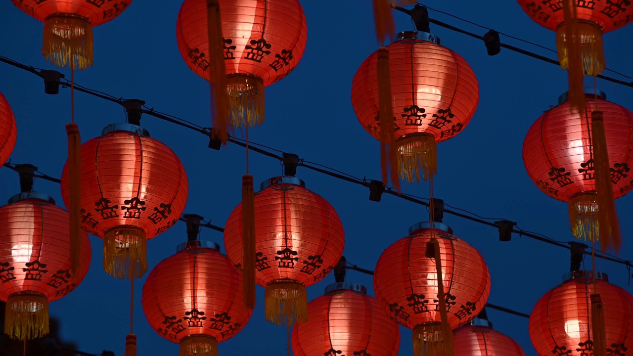 在庙里，中国新年晚上点亮灯笼视频下载