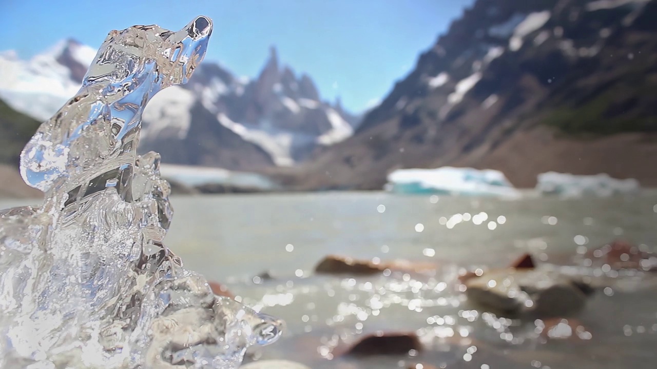 阿根廷，El Chalten, Cerro Torre Lagoon，正在融化的冰。4K分辨率。视频素材