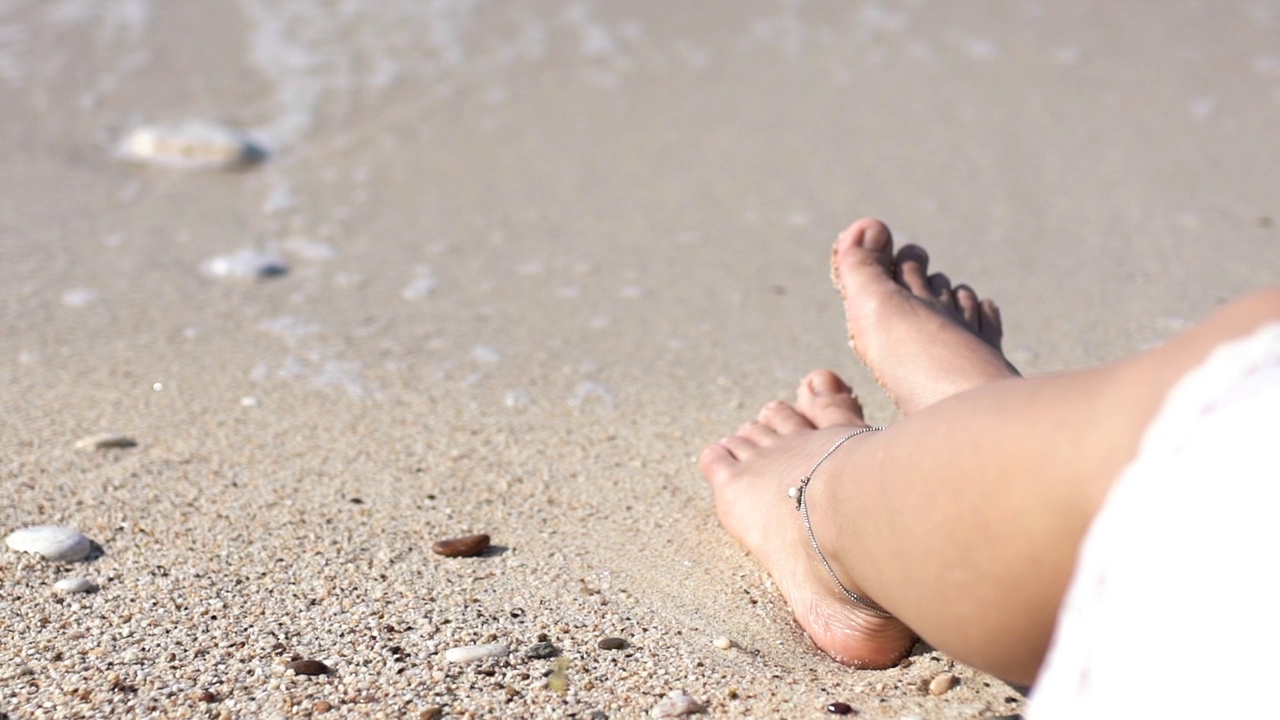 海滩上年轻女子的腿视频素材