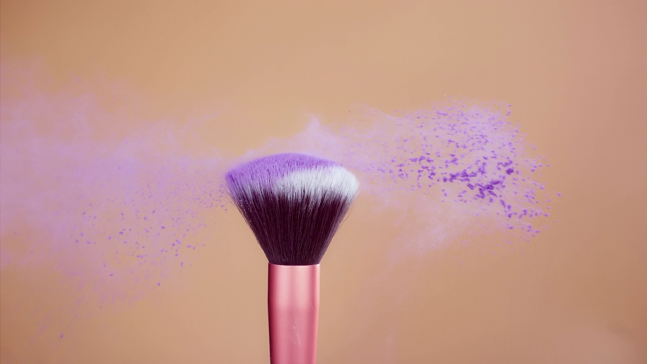 化妆刷与紫色粉末爆炸超慢动作视频素材