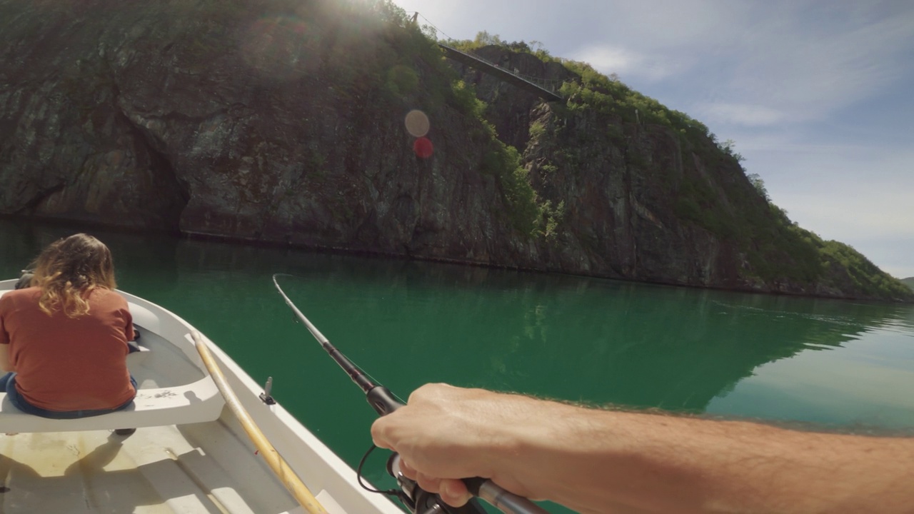 在挪威一个安静的峡湾，POV从船上捕鱼视频下载