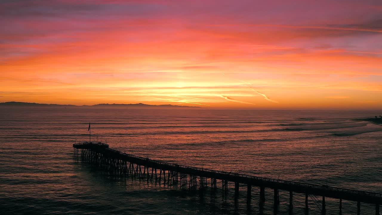 加利福尼亚太平洋上文图拉码头上的日落视频下载