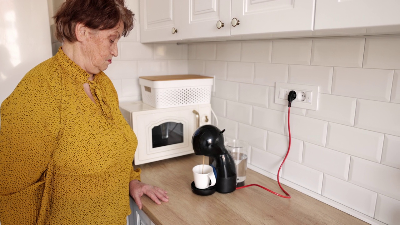 成熟的女人在家煮咖啡视频素材