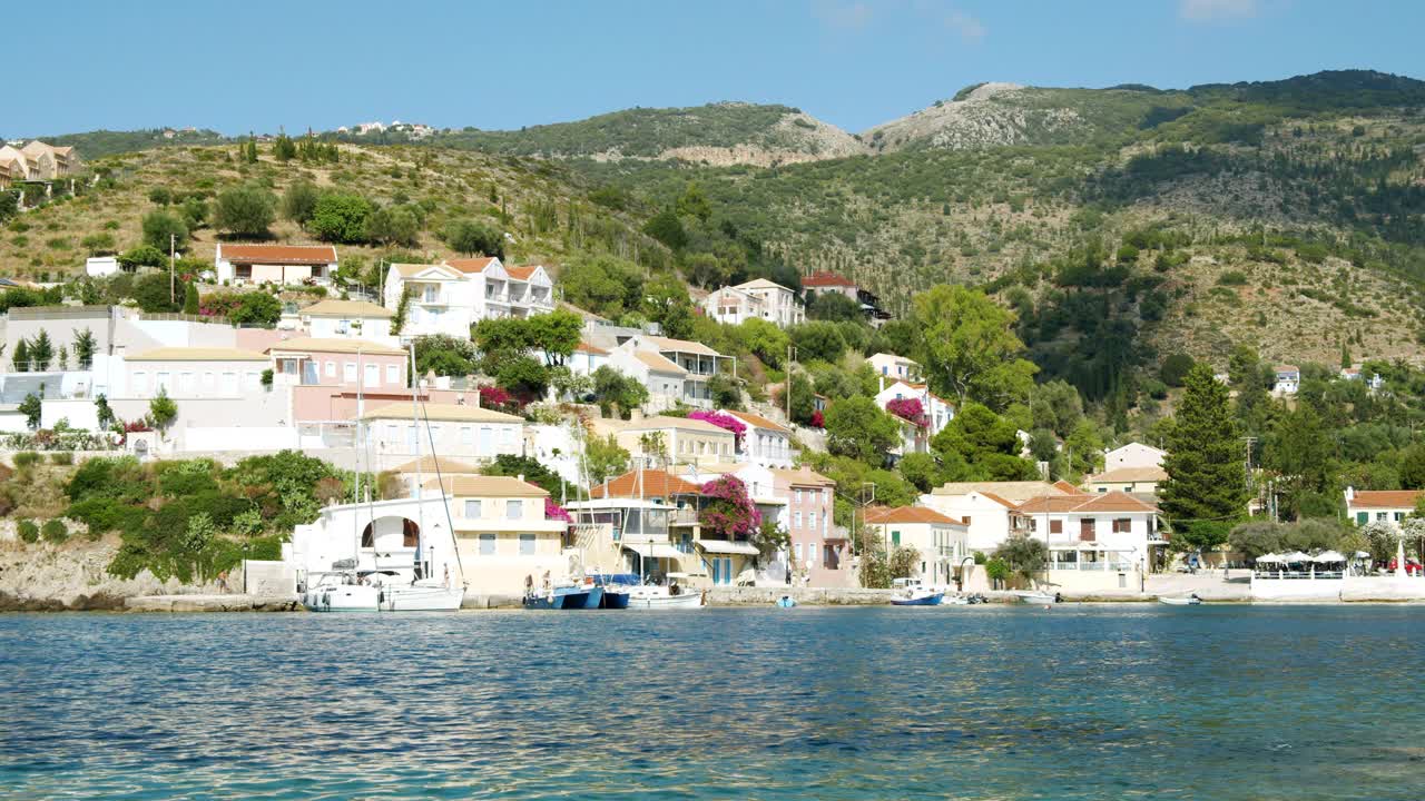 希腊。爱奥尼亚凯法利尼亚岛。阿索斯岛西海岸的色彩村视频下载