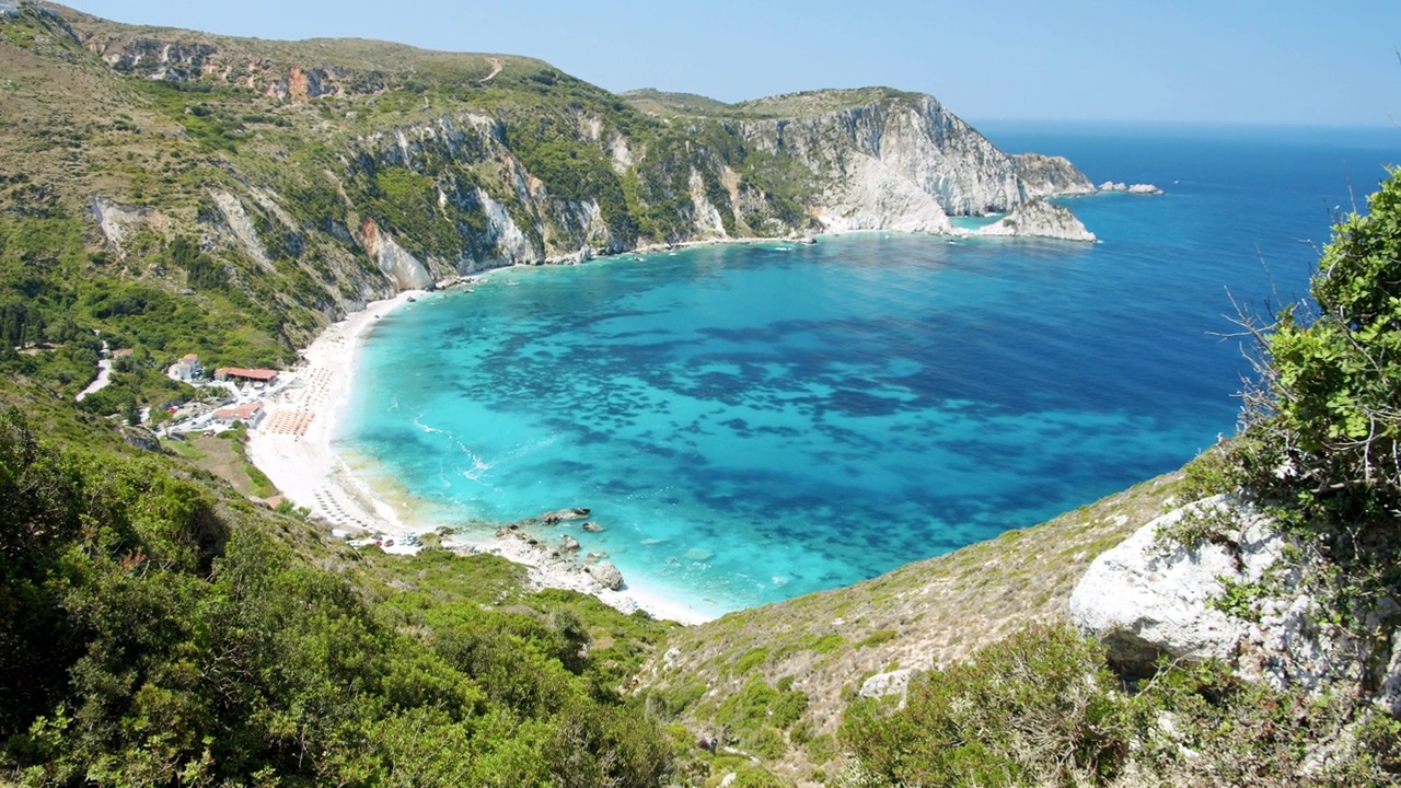 希腊凯法利尼亚西海岸的佩塔尼海滩在夏季的翡翠绿色的海的全景视频下载