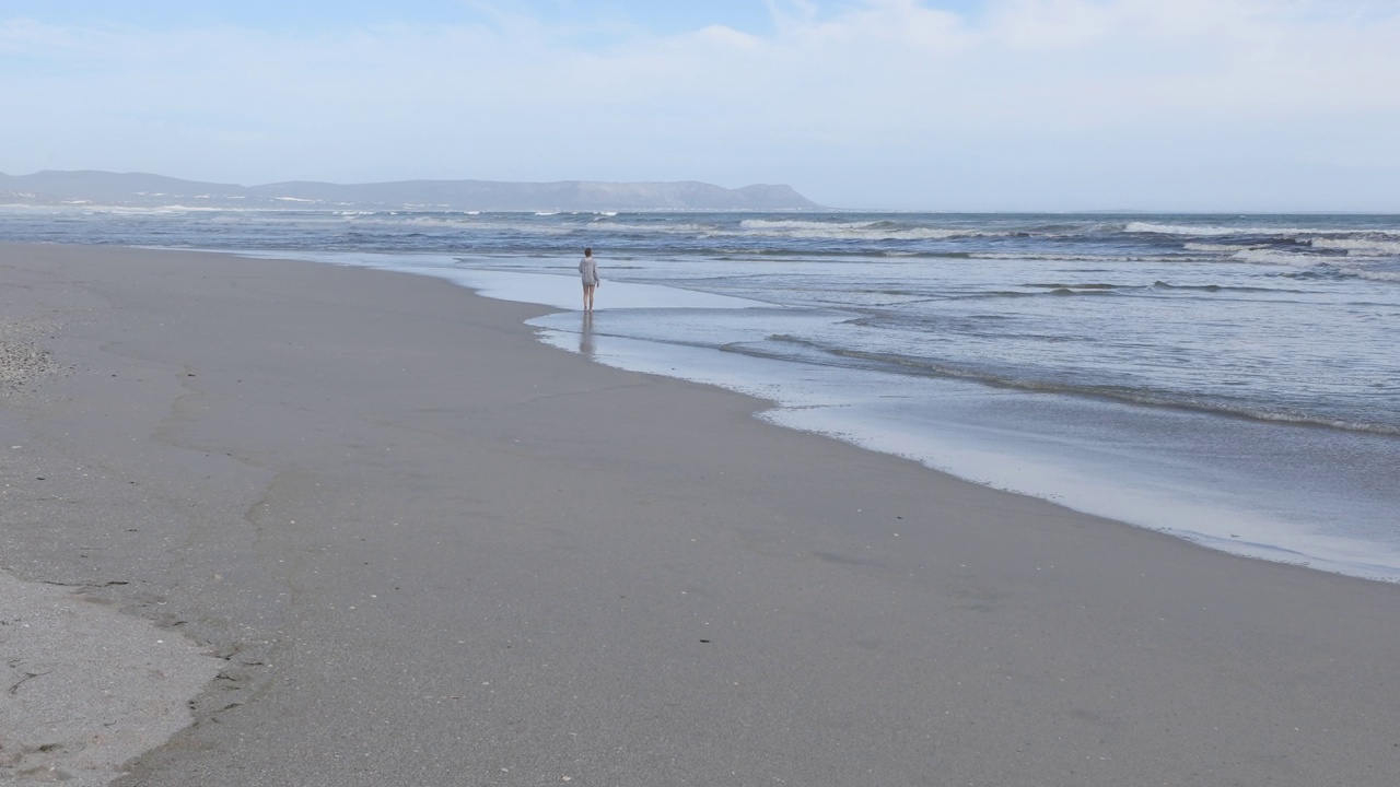 沙滩上散步的少女视频素材