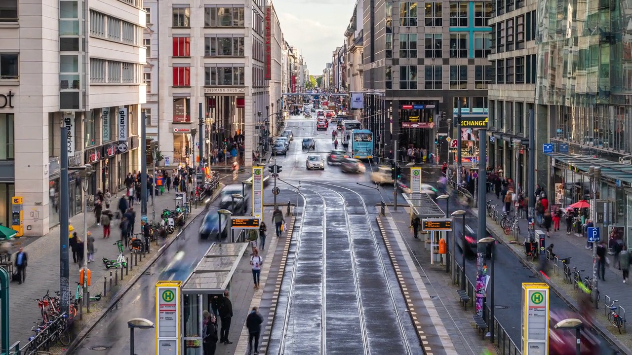 德国柏林市中心弗里德里希大街上的行人、有轨电车和一般交通的时间推移视图视频素材