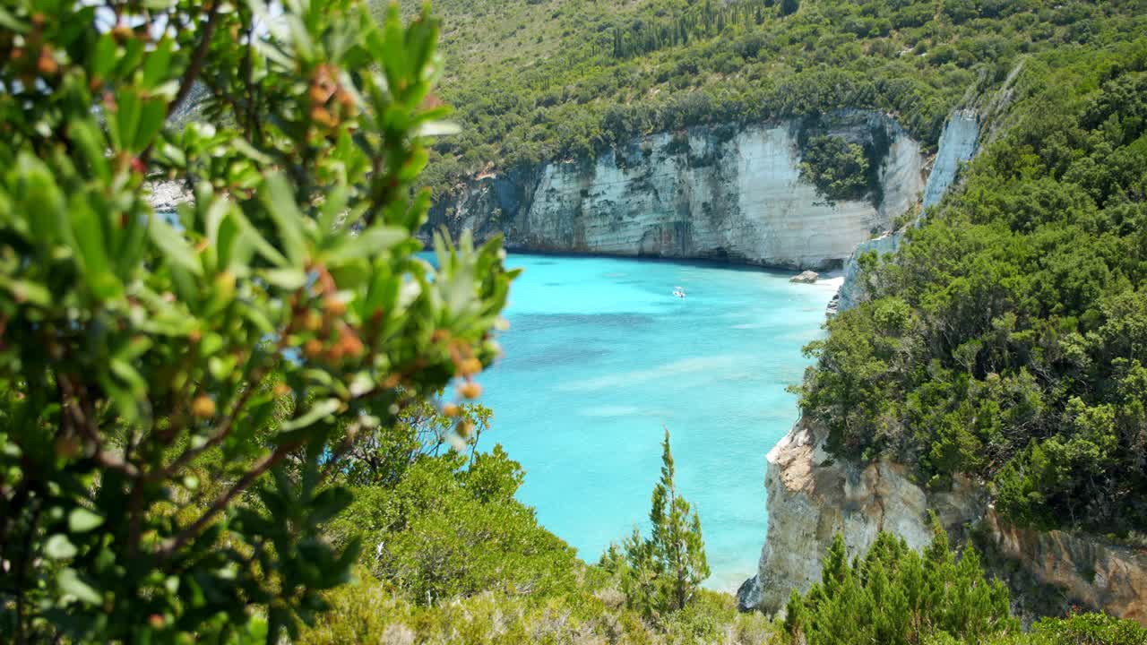 在希腊岛的隐湾蓝海和岩岸夏季度假欧洲视频下载