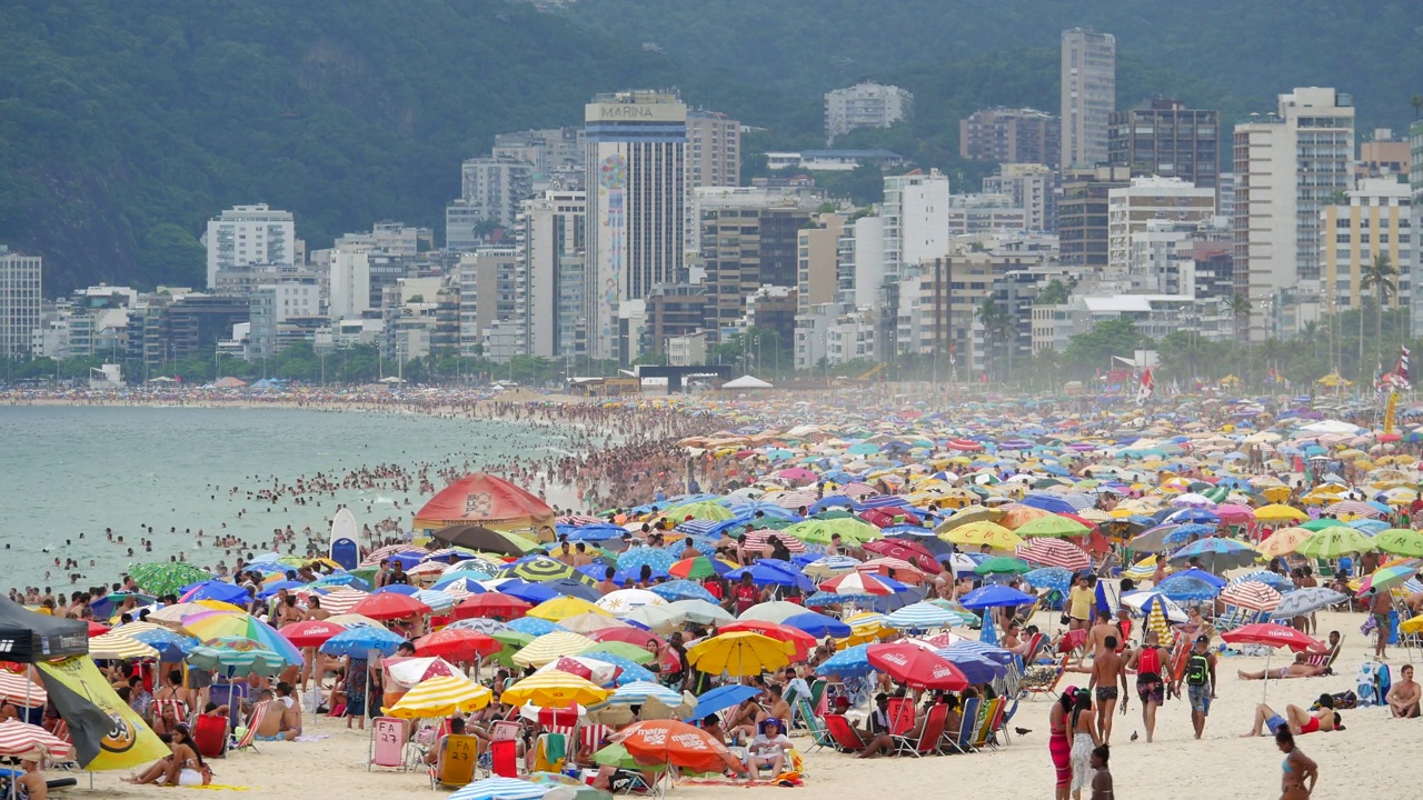 巴西里约热内卢，在夏天拍摄著名的伊帕内玛海滩视频素材